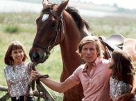 Frühling auf Immenhof – Alexander (Horst Janson) mit seinen Zwillingen Billy (Birgit Westhausen, l.) und Bobby (Bettina Westhausen).