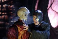 Stargate – Lt. Col. Mitchell (Ben Browder, re.) und seine Kollegen überlegen sich fantastische Geschichten, die Martin seinen Geldgebern verkaufen kann.
