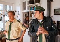 Hubert und Staller – Hubert (Christian Tramitz, links) und Staller (Helmfried von Lüttichau) sind im Hause Grün und schauen sich um, während Max Verrer (Martin Feifel, Mitte) die "Venus von Ansbach" stehlen will. Als er die beiden Polizisten sieht, versucht er die Skulptur heimlich zurückzustellen.