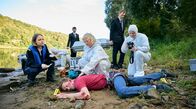 WaPo Elbe – Tonis Leichnam wird gerade von Dr. Jaschki (Regine Hentschel, mi.) und Kommissarin Macourek (Barbara Prakopenka, li.) untersucht. Während KTU’ler (Komparserie) die Fundstelle absuchen und Fotos machen.