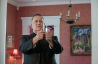 Haunted Places – Stephen Mora mit einer Wünschelrute: In seinem Haus sollen seit Jahrhunderten einstige Sklaven spuken.