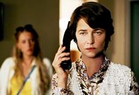 Swimming Pool – Die Krimischriftstellerin Sarah Morton (Charlotte Rampling, r.) will im französischen Landhaus ihres Verlegers ein neues Buch schreiben und wird dabei von Julie (Ludevine Sagnier) gestört.