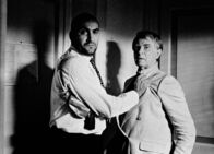 Loriots Ödipussi – Ödipussi Paul Winkelmann fühlt sich bedrängt: Vicco von Bülow/Loriot als Paul Winkelmann (r.)