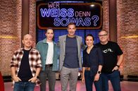 Wer weiß denn sowas? – Moderator Kai Pflaume (M.) und seine Rateteam-Kapitäne Bernhard Hoëcker (l.) und Elton (r.) begrüßen in dieser Sendung die Triathletin Laura Philipp (2.v.l.) und die Triathletin Anne Haug (2.v.r.).