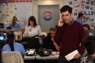 New Girl – Noch ahnt Schmidt (Max Greenfield) nicht, dass eine Wette, die er mit Jess und Cece eingeht, schon bald weite Kreise ziehen wird ...