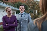 In Wahrheit – Jettes Eltern, Nicole (Sophie von Kessel) und Frank Mertens (Hary Prinz), können nicht glauben, dass ihre Tochter ermordet wurde.