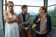 Die Bergretter – Drei Wochen vor der Geburt wollen sich Anna (Hedi Honert, l.) und Tilo (Enno Hesse, M.) zusammen mit Karin (Lena Stolze, r.) einen schönen Tag machen. Doch plötzlich stoppt die Gondel.