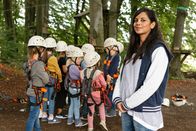 Generation Helikopter-Eltern? – Moderatorin Collien Ulmen-Fernandes beobachtet, wie Kinder und ihre Eltern reagieren. Die Kinder sind angeseilt und tragen einen Schutzhelm. Für ihre Sicherheit ist gesorgt. Sie müssen aber auch geschickt sein, um den Parcours zu bestehen. Elterliche Hilfe ist möglich und manchmal sogar nötig.