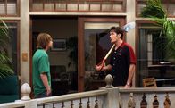 Two and a Half Men – Jake (Angus T. Jones, l.) versucht alles, um seinen Onkel Charlie (Charlie Sheen, r.), dazu zu bringen, als Beifahrer für seinen Lernführerschein beizustehen ...