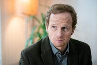 Wilsberg – Elmar Barnack (Christian Näthe) ist verzweifelt: Die neue App FACE23 hat pikante Geheimnisse aus seiner Jugend freigelegt, die ihn jetzt nicht nur seinen Job, sondern auch seine Familie kosten könnten.
