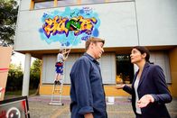 Löwenzahn – Fritz Fuchs (Guido Hammesfahr, l.) findet es ist Kunst, was da ein Unbekannter an die Schulwand gesprayt hat. Seine Freundin Ina, die Schuldirektorin (Pegah Ferydoni) ist anderer Meinung, sie hat die Verantwortung fürs Schulgebäude.