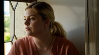 Tödliche Ahnung – Sarah Sauvant (Louane Emera) spürt, dass sie belastet ist mit einem Geheimnis aus der Vergangenheit.