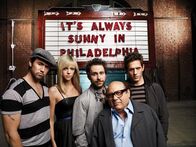 It's Always Sunny in Philadelphia – L-R: Rob McElhenney als Mac, Kaitlin Olson als Dee Reynolds, Charlie Day als Charlie Kelly, Danny DeVito als Frank Reynolds, Glenn Howerton als Dennis Reynolds