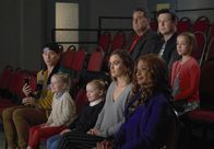 Single Parents – v.l.n.r.) Miggy Park (Jake Choi); Amy Fogerty (Ella Allan); Emma Fogerty (Mia Allan); Angie D'Amato (Leighton Meester): Douglas Fogerty (Brad Garrett); Poppy Banks (Kimrie Lewis); Will Cooper (Taran Killam); Sophie Cooper (Marlow Barkley)