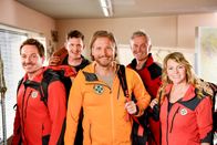 Die Bergretter – Die Bergretter Markus (Sebastian Ströbel, M.), Tobi (Markus Brandl, l.), Rudi (Michael Pascher, 2.v.l.), Michi (Robert Lohr, 2.v.r.) und Katharina (Luise Bähr, r.) sind bereit für neue Einsätze.