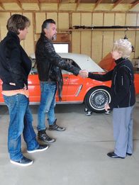 Fast N' Loud – Dennis Collins sieht zu, wie Richard Rawlings und Jean Rogneby den Deal für den Mustang von 1964 aushandeln.