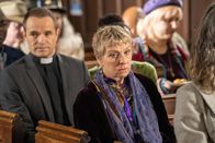 Inspector Barnaby – Pfarrer Sebastian Butts (Oliver Dimsdale) und seine Mutter Venetia (Selina Cadell) sind schockiert über das Geheimnis, das bei der Vorstellung der Neuauflage des Buchs "Seeker" von Bertram Jewel ans Licht kommt.
