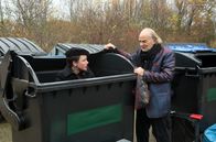 Rote Rosen – Hannes (Claus Dieter Clausnitzer, r.) und Vivien (Anna Mennicken, l.) drohen beim Containern in ernste Schwierigkeiten zu geraten.