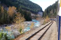 Mit dem Zug ... – Ausblick aus dem Zug "Rocky Mountaineer" entlang des Fraser Rivers in den Rocky Mountains.