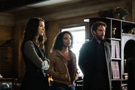 Sleepy Hollow – L-R: Diana Thomas (Janina Gavankar), Jenny Mills (Lyndie Greenwood) und Ichabod Crane (Tom Mison)