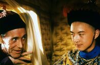 Der letzte Kaiser – Reginald Johnston (Peter O'Toole, l.); Pu Yi (Tao Wu, r.)
