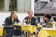 Hubert ohne Staller – Hubert (Christian Tramitz, M.) und Girwidz (Michael Brandner, l.) wollen Kai Tennholt (Yanis Scheurer, r.) als verdeckten Ermittler anheuern.