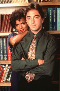 Diagnose: Mord – Die beiden Assistenten von Dr. Sloan, Jack (Scott Baio, r.) und Amanda (Victoria Rowell, l.).