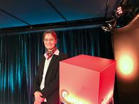 Campus Talks – Diesmal erläutert die Volkswirtschaftlerin Prof. Dr. Karen Pittel (im Bild) vom Ifo Leibniz-Institut an der Universität München, welche Bedeutung Fairness beim Klimaschutz hat. Und der Chemiker Dr. Frederik Wurm vom Max-Planck-Institut für Polymerforschung Mainz hat herausgefunden, wie man mit biologisch abbaubaren Nano-Trägern den Pestizideinsatz in der Landwirtschaft verringern kann.