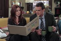 How I Met Your Mother – Ted stellt sich für das Baby von Marshall (Jason Segel, r.) und Lily (Alyson Hannigan, l.) als Sitter zur Verfügung, während Robin Barney zurückgewinnen möchte ...