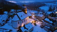Winterland – WDR Fernsehen WINTERLAND, Film von Jörg Siepmann und Rüdiger Heimlich Uhr. Winterlandschaft im Bergischen Land.