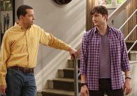 Two and a Half Men – Als Alan (Jon Cryer, l.) seine neue Freundin Gretchen mit in Waldens (Ashton Kutcher, r.) Haus bringt und sie allen vorstellt, kommt es zu peinlichen Szenen, als man über das Thema Miete und mietfreies Wohnen spricht ...