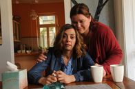 SOKO Stuttgart – Isa Wittke (Nadine Wrietz, r.) versucht, ihre verzweifelte Freundin Karla Rinn (Julia Richter, l.) zu trösten.