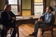 Elementary – Sherlock (Jonny Lee Miller) soll Firmenchef Edward Bornstein (Michael Chernus, l.) dabei helfen herauszufinden, wer seine Software gestohlen hat. Kurz darauf ist Bornstein tot ...