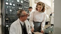 Geheimnis eines Lebens – Die junge Naturwissenschaftlerin Joan Stanley (Sophie Cookson) arbeitet im nuklearen Geheimprogramm von Peter Kierl (Stephen Boxer).