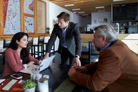 Die Rosenheim-Cops – Die Journalistin Jasmin Frei (Sonja Wondra, l.) wird von den Kommissaren Hansen (Igor Jeftic, M.) und Stadler (Dieter Fischer, r.) zu ihrem Termin befragt, welchen mit der Toten gehabt hätte.