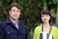Liebe auf 4 Pfoten – Der schüchterne und hilfsbereite Hausmeister Carl (Sean Astin, l.) hegt insgeheim Gefühle für Emma (Kate Micucci, r.).