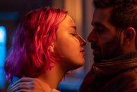 WIR – Katha (Bineta Hansen) will Emre (Erol Afsin) verführen.