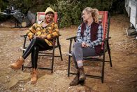 The Neighborhood – Tina Butler (Tichina Arnold, l.); Gemma Johnson (Beth Behrs, r.)