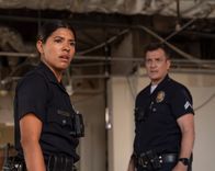 The Rookie – An ihrem ersten Tag in Zivil ist Rookie Celina Juarez (Lisseth Chavez, l.) beim Einsatz auf sich allein gestellt. Officer John Nolan (Nathan Fillion, r.) soll sie dabei als Beobachter begleiten. Dennoch fällt es ihm schwer, sich zurückzuhalten und zwischen den beiden kommt es zu Differenzen.