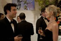 How I Met Your Mother – Auf einem Empfang im Naturkundemuseum von New York trifft Ted (Josh Radnor, l.) zu seiner großen Überraschung auf die Aktivistin Zoey (Jennifer Morrison, r.), die ein falsches Spiel mit hm spielt ...