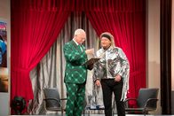 Heißmann + Rassau – Vertragsabschluss! Der Autofachverkäufer (Martin Rassau, links) hat seinen Kunden (Volker Heißmann) mit sagenhaften Rabatten überzeugt.
