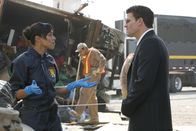 Bones - Die Knochenjägerin – Camille (Tamara Taylor, l.); Booth (David Boreanaz, r.)