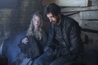 Salem – Nach und nach erweicht Dorcas (Emma Claire Wynn, l.) Isaacs (Iddo Goldberg, r.) Herz, aber kann er sie in Salem wirklich vor all dem Bösen beschützen?