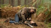 Killing Eve – Eve (Sandra Oh, r.) gerät in die Finger der skrupellosen Killerin Gunn (Marie-Sophie Ferdane, l.). Im Auge des Todes schöpft Eve jedoch ungeahnte Kräfte.