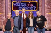 Wer weiß denn sowas? – Moderator Kai Pflaume (M.) und seine Rateteam-Kapitäne Bernhard Hoëcker (l.) und Elton (r.) begrüßen in dieser Sendung den Schauspieler, Kabarettisten und Theaterleiter Dieter Hallervorden (2.v.l.) und seine Ehefrau, die ehemalige Stuntfrau und heutige Regieassistentin Christiane Zander (2.v.r.).