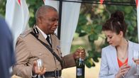 Death in Paradise – Selwyn Patterson (Don Warrington) und Lucy (Charlotte Hope) in ausgelassener Feierlaune.