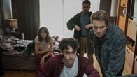 neoriginal: Hameln – Der gehbehinderte Ruben Zastrow (Riccardo Campione, 2.v.l.) ist davon überzeugt, dass der Rattenfänger von Hameln zurückgekehrt ist, um ihn, die blinde Finja Roth (Caroline Hartig, l.) und den tauben Jannik Mannheimer (Constantin Keller, 2.v.r.) zu jagen. Während Finja und Jannik geneigt sind ihm zu glauben, hält Sam Mannheimer (Jonathan Elias Weiske, r.) Ruben für völlig durchgeknallt.