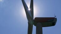 Planet Wissen – Windrad im Sonnenlicht.