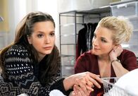 Sturm der Liebe – ARD STURM DER LIEBE FOLGE 1266 Uhr im ERSTEN. Tanja (Judith Hildebrandt, r.) spricht ihrer Freundin Eva (Uta Kargel, l.) Mut zu.
