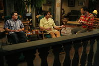 Two and a Half Men – Ahnen nicht, dass es ihr letzter gemeinsamer Abend sein wird: Charlie (Charlie Sheen, M.), Alan (Jon Cryer, r.) und Andy (Emilio Estevez, l.) ....